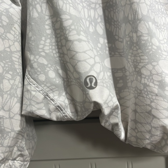 Amazing condition RARE lululemon jacket - Picture 7 of 10